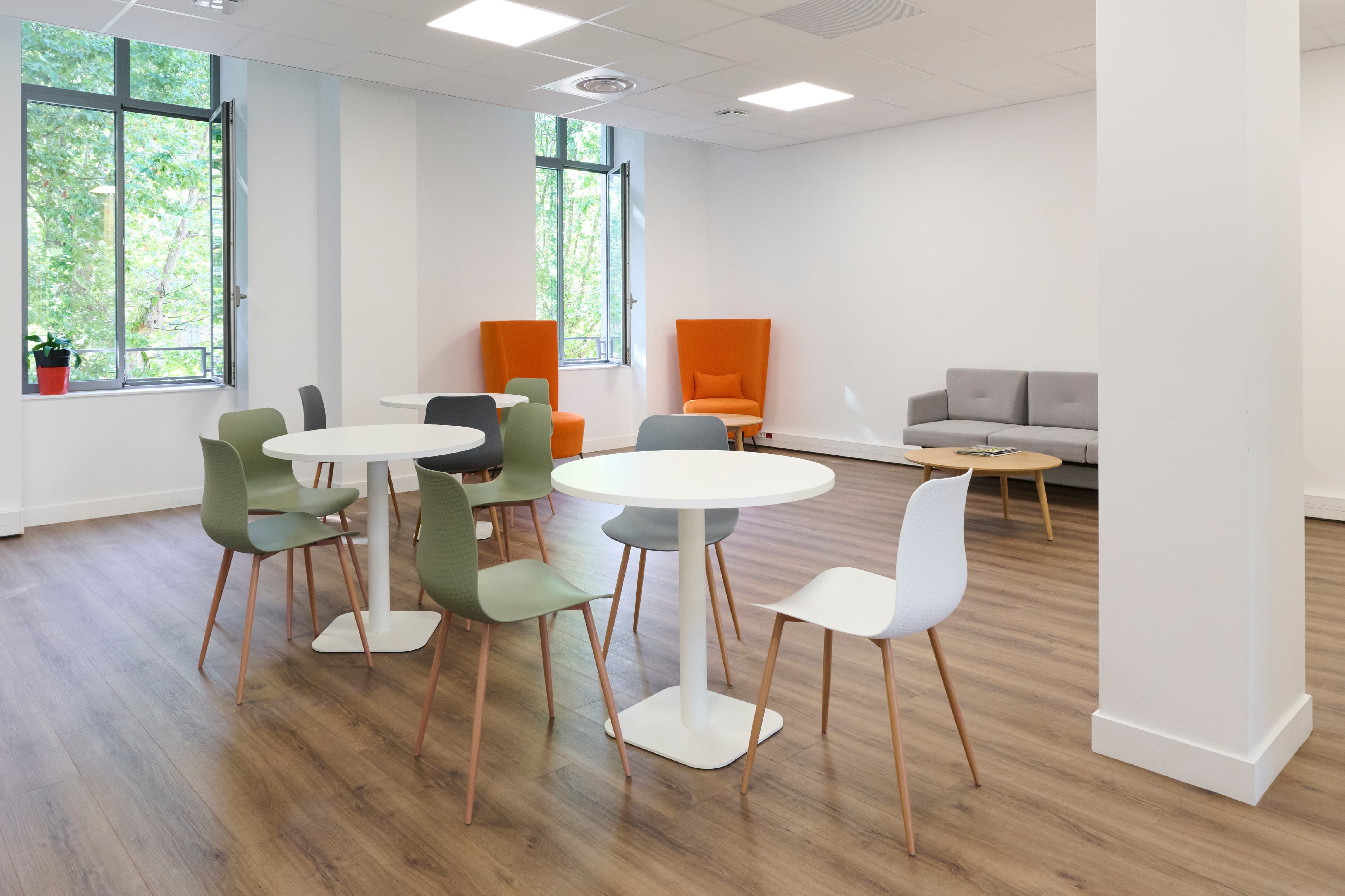 Espace d’accueil du cabinet d’expertise comptable Chiffres & Solutions, membre du groupe Bonnet & Associés, à Saint-Romain-de-Jalionas