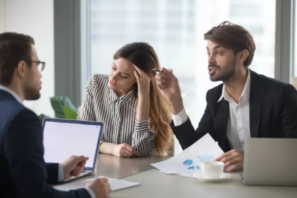 C’est l’histoire de 2 associés minoritaires en conflit avec l’associé « majoritaire »… C’est l’histoire de 2 associés minoritaires en conflit avec l’associé « majoritaire »…