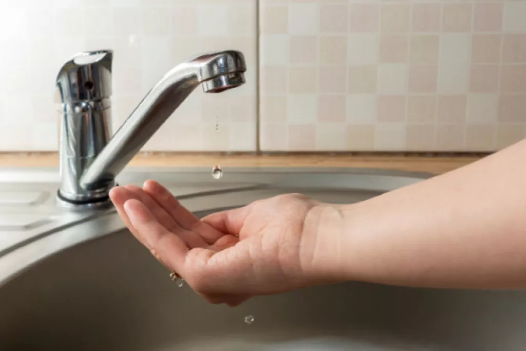 C’est l’histoire d’un couple contraint de vivre d’amour sans eau fraîche… C’est l’histoire d’un couple contraint de vivre d’amour sans eau fraîche…