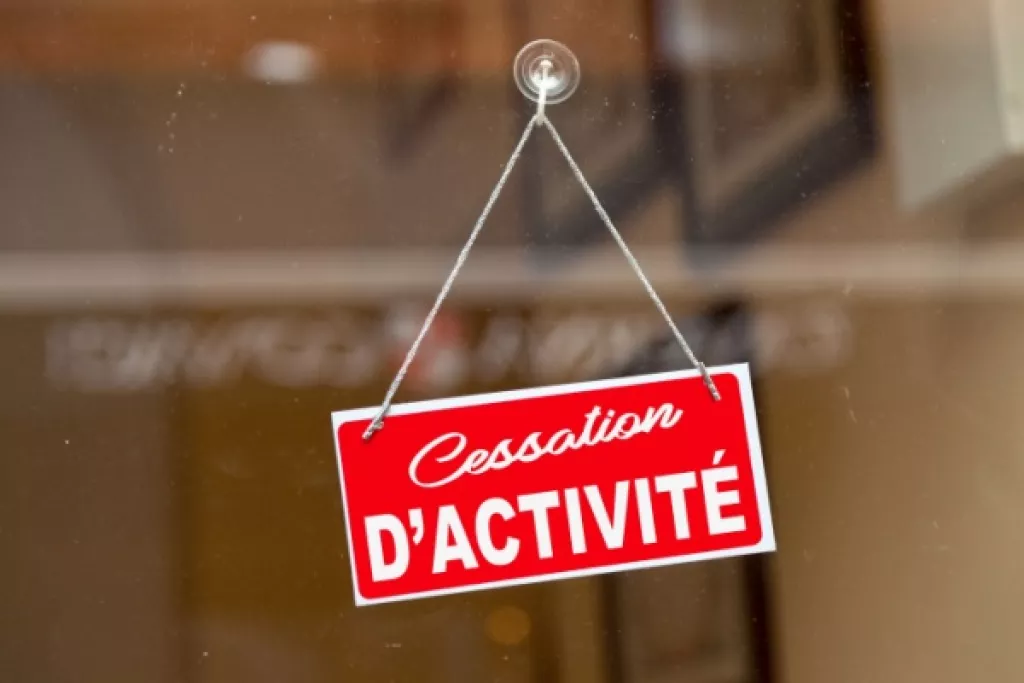 La cessation définitive de l’activité permet-elle le licenciement d’un salarié absent ? La cessation définitive de l’activité permet-elle le licenciement d’un salarié absent ?