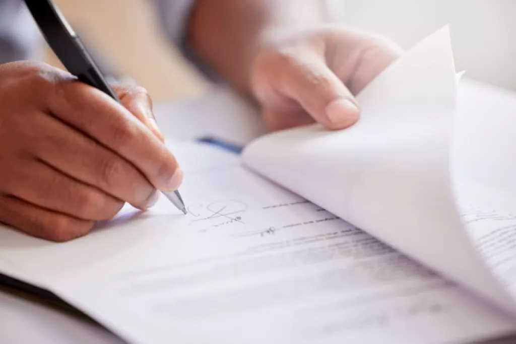 C’est l’histoire d’un employeur à qui l’on reproche de respecter un contrat de travail… C’est l’histoire d’un employeur à qui l’on reproche de respecter un contrat de travail…